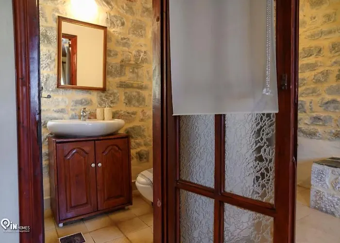 Faskomilo - Unique Beachfront Stone House In Alipa-mani