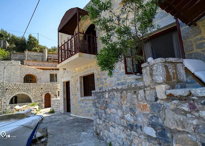 Faskomilo - Unique Beachfront Stone House In Alipa-mani بيت للعطل *