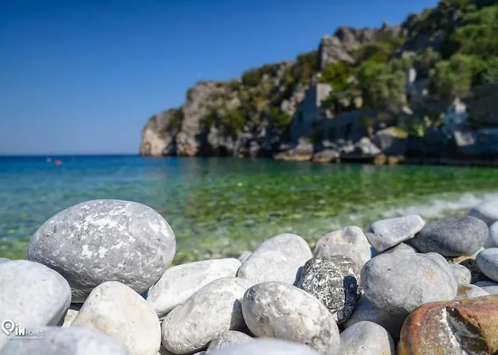 Faskomilo - Unique Beachfront Stone House In Alipa-mani