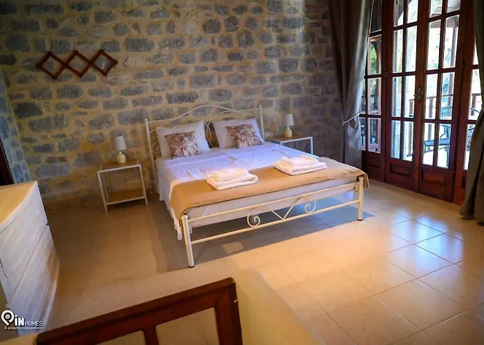 Faskomilo - Unique Beachfront Stone House In Alipa-mani بيت للعطل