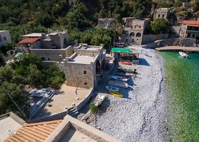 Faskomilo - Unique Beachfront Stone House In Alipa-mani بيت للعطل *