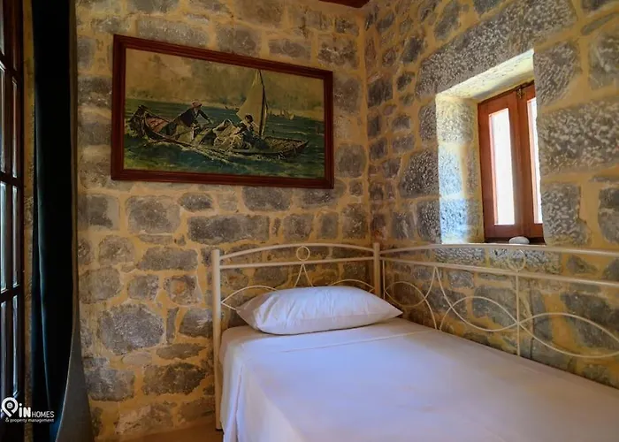 Faskomilo - Unique Beachfront Stone House In Alipa-mani Nyaraló Khalkia