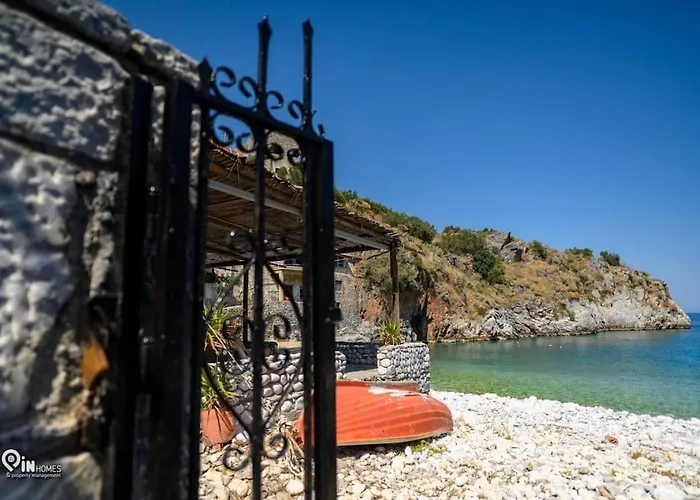 بيت للعطل Faskomilo - Unique Beachfront Stone House In Alipa-mani Khalkia