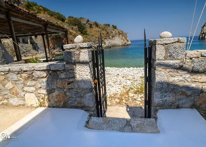 Faskomilo - Unique Beachfront Stone House In Alipa-mani