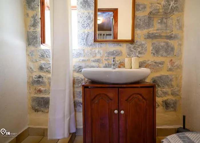 Faskomilo - Unique Beachfront Stone House In Alipa-mani بيت للعطل