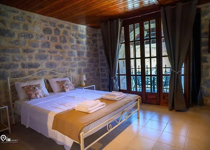 Faskomilo - Unique Beachfront Stone House In Alipa-mani بيت للعطل *