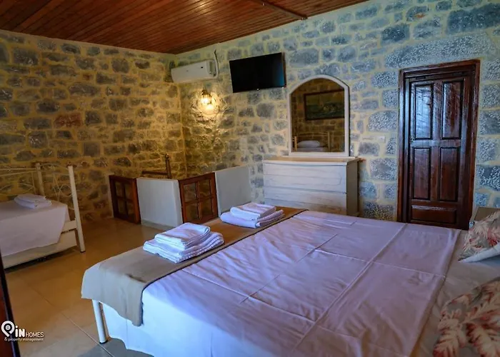 Faskomilo - Unique Beachfront Stone House In Alipa-mani Khalkia