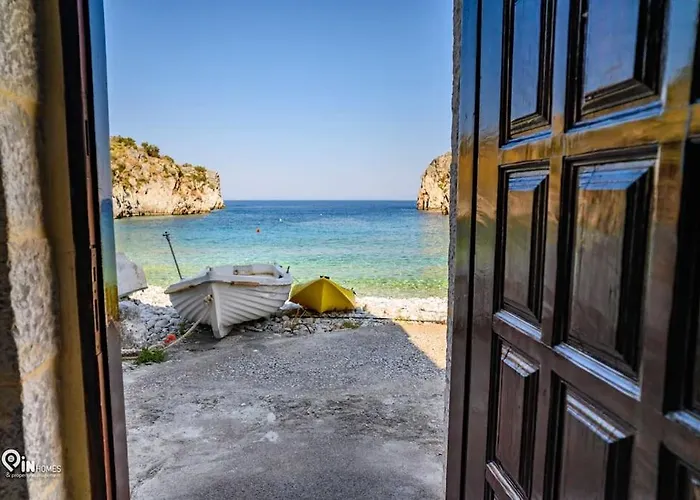 Faskomilo - Unique Beachfront Stone House In Alipa-mani بيت للعطل